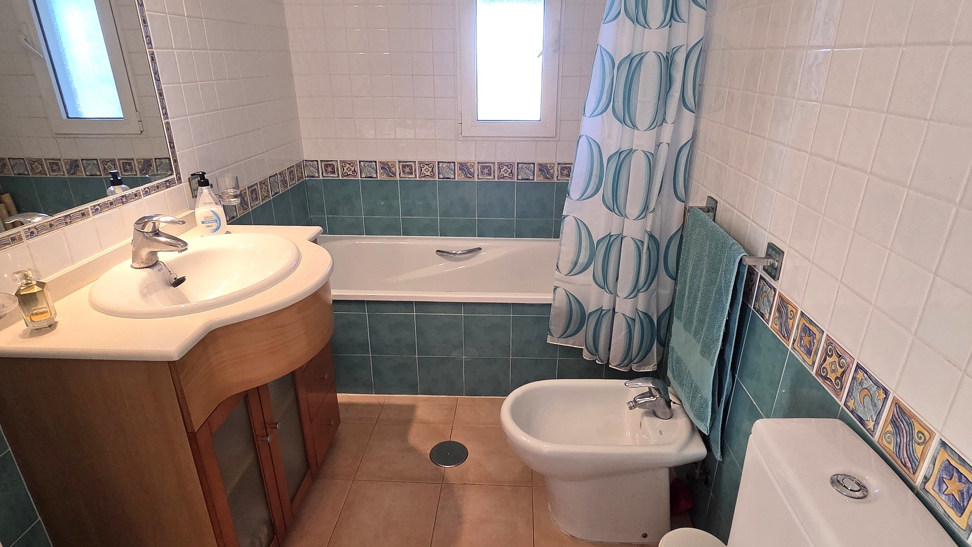 Baño completo con bañera, bidé y mueble de lavabo