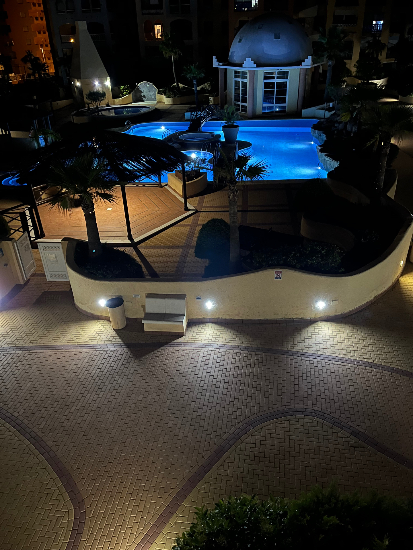 Piscina comunitaria iluminada por la noche