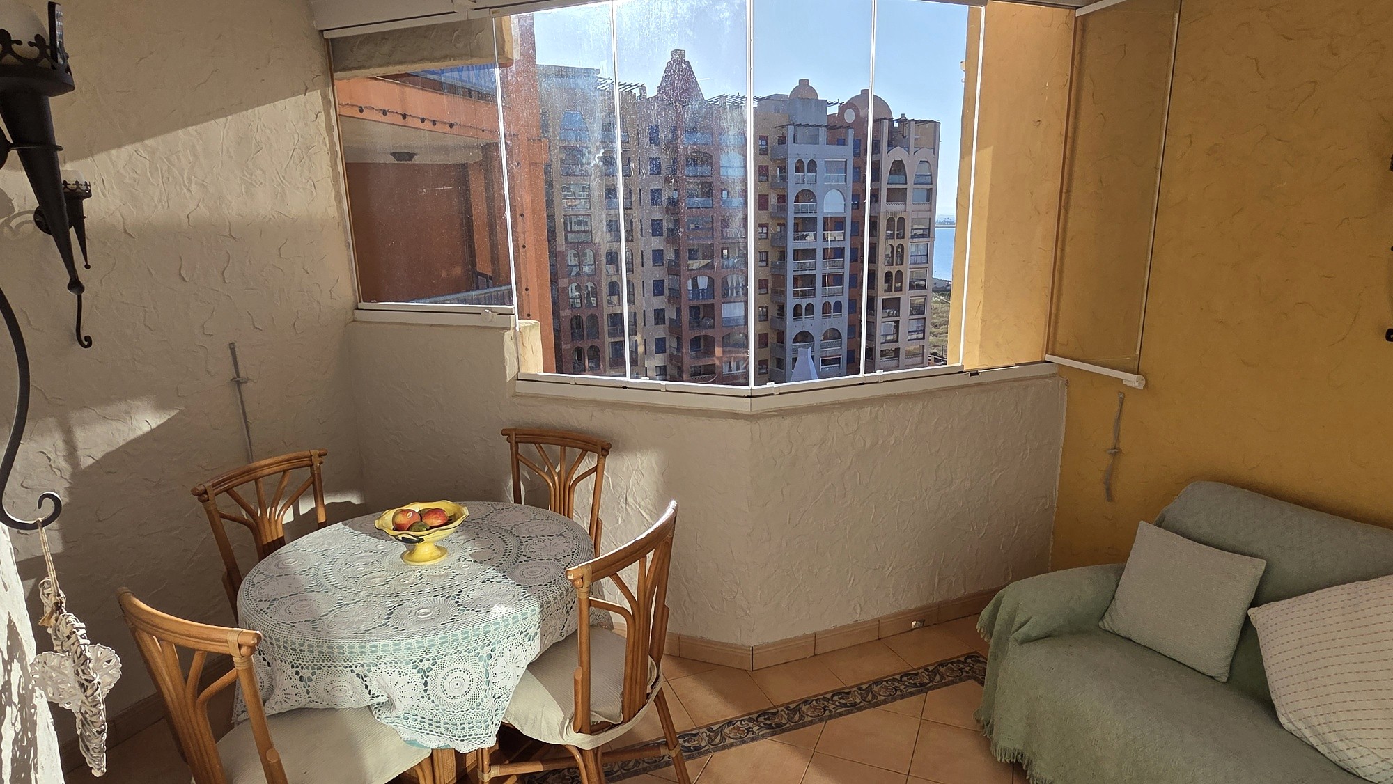 Mesa de comedor en la zona acristalada junto a los ventanales