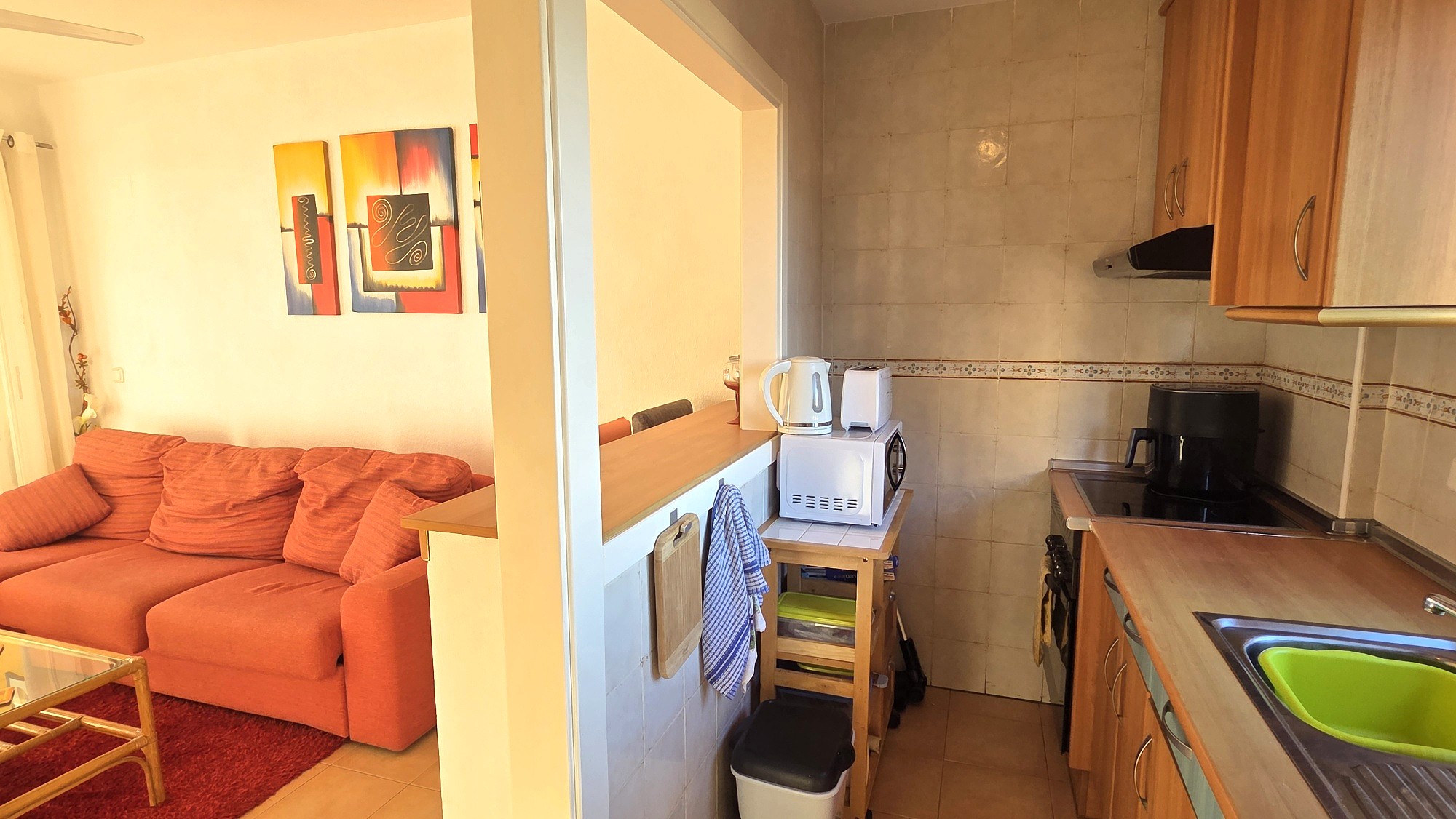 Cocina abierta a través de la barra hacia el salón